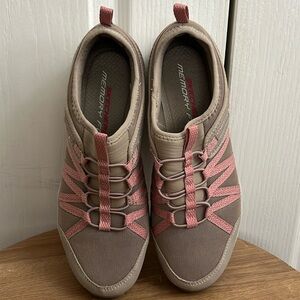 Sketchers memory foam shoes size 7.5.